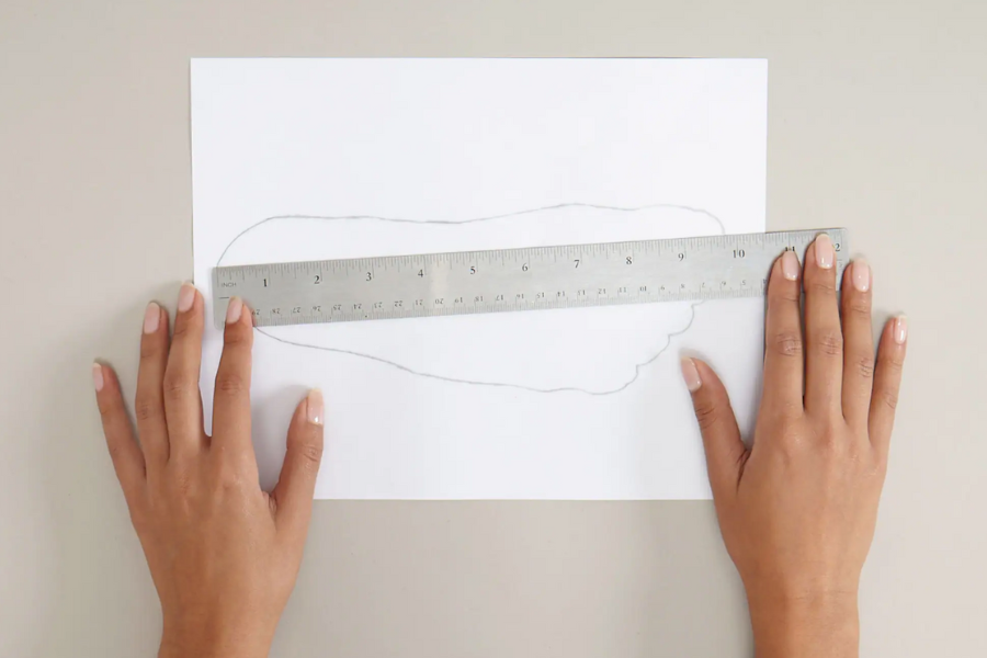 women measure her foot size