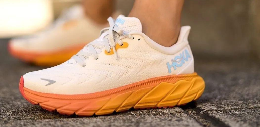 HOKA ARAHI RUNNING SHOE