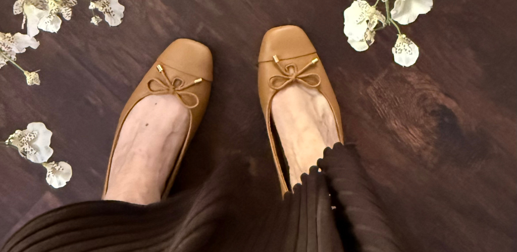 Vionic flats in tan