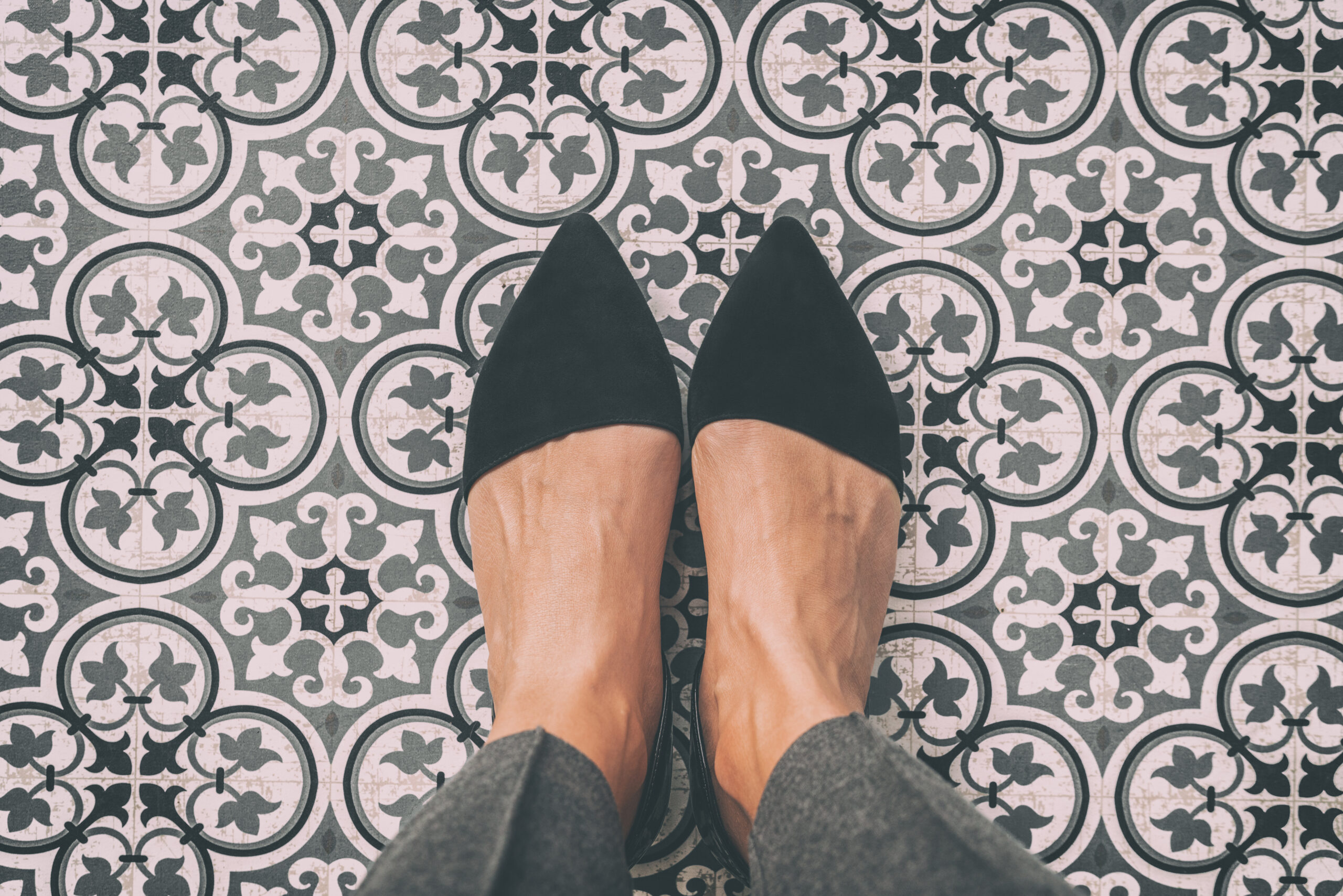 women in pointy toe flat shoes